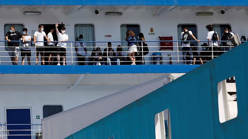 Cinco de los 118 estudiantes trasladados a la península en barco dan positivo por COVID-19