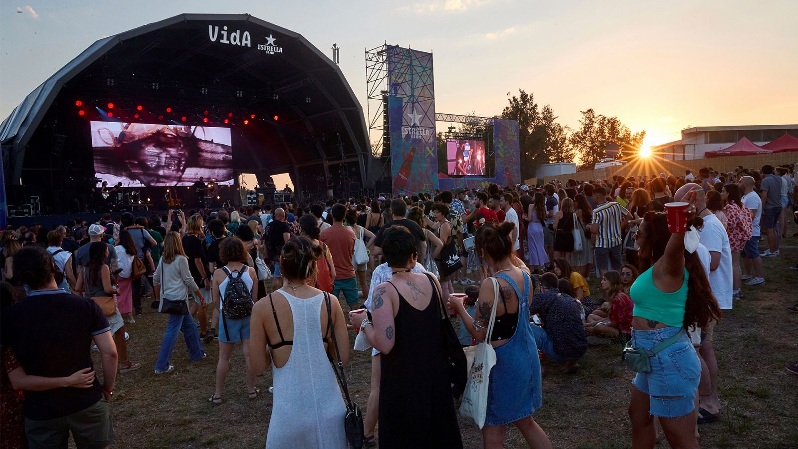 Largas colas en el Vida, el primer festival sin distancias