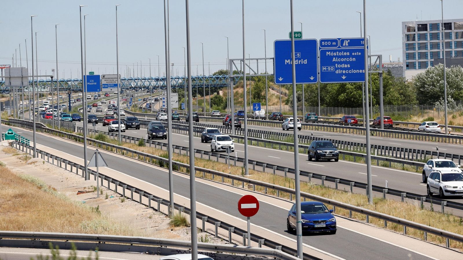 La DGT pide prudencia y paciencia al volante ante las retenciones de la operación salida: "Más vale llegar tarde que no llegar"