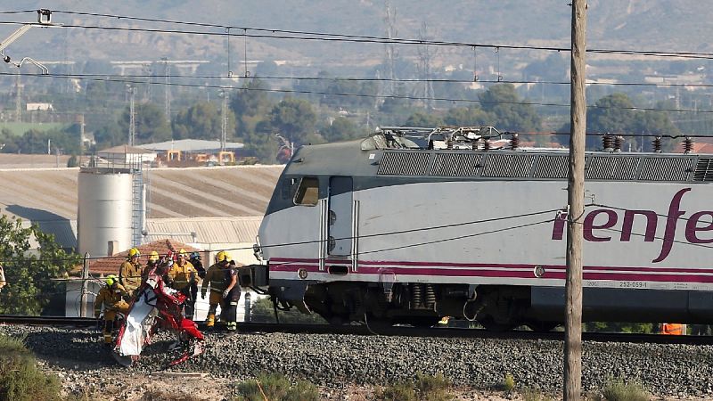 Mueren cuatro personas en una colisión entre un tren y un vehículo en un paso a nivel en Novelda