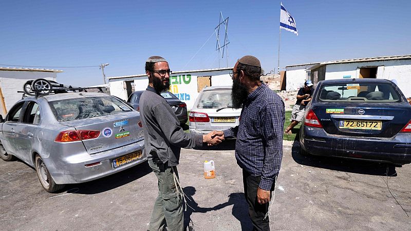 Los colonos israelíes del asentamiento de Eviatar, que ocupa tierras palestinas en Cisjordania, dejan sus casas