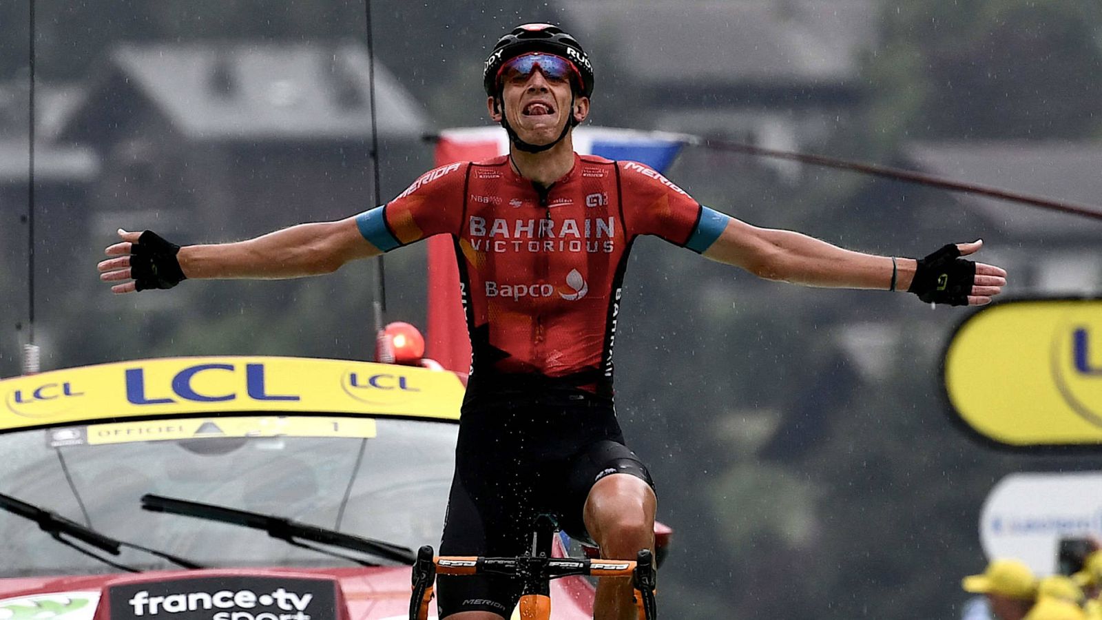 Teuns gana en el Grand Bornand y Pogacar, nuevo líder, da un gran golpe