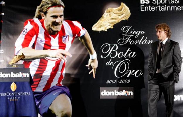  - Forlán recoge su bota de oro