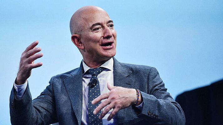 Telediario 1 - Jeff Bezos deja de dirigir Amazon tras 27 años al frente de la compañía