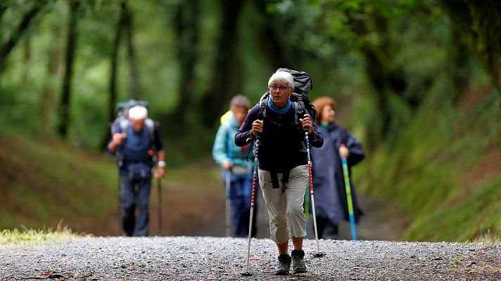 Telediario 1 - Vuelven lentamente los peregrinos al Camino de Santiago en el año del Xacobeo