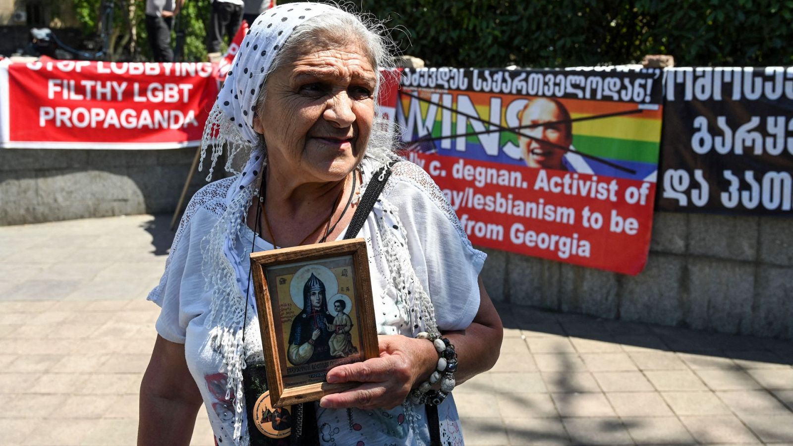 Cientos de personas animadas por curas ortoxos impiden en Georgia una manifestación del Orgullo LGTBI 