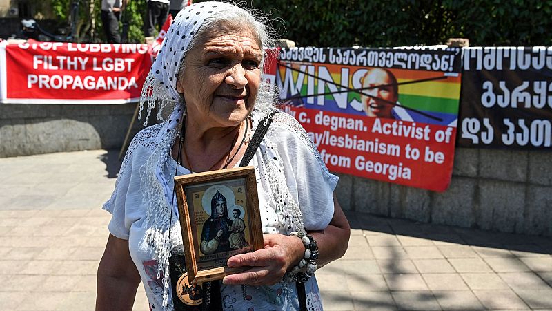 Cientos de personas animadas por curas ortoxos impiden en Georgia una manifestación del Orgullo LGTBI 