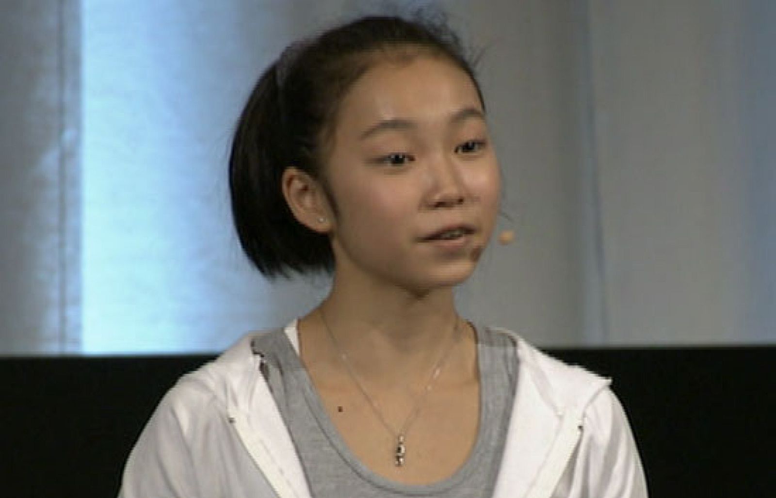 La pequeña gimnasta Resa Mishina abre la presentación de Tokio ante el COI