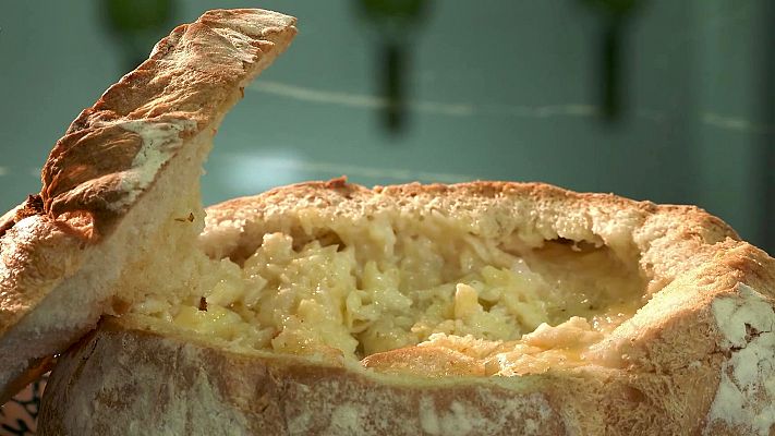 Receta de fondue de queso en un pan redondo