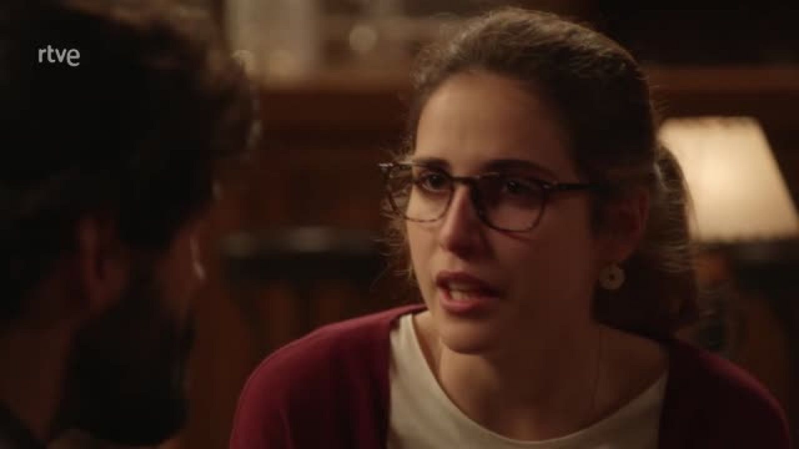 Julia cuenta a Tirso que ya no quiere a Sergio