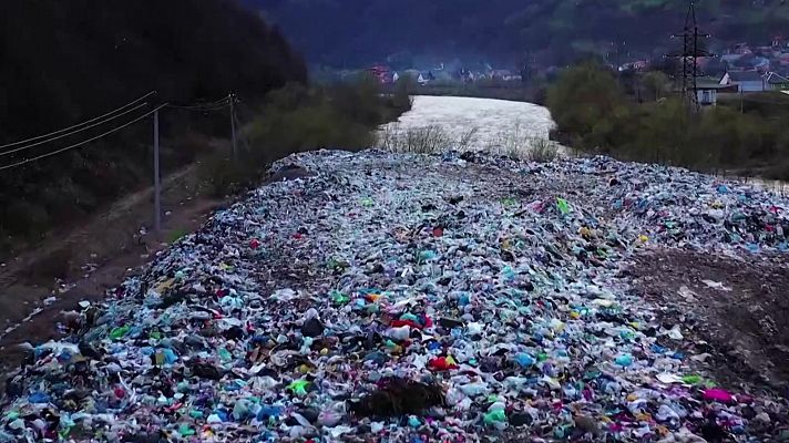 Telediario 2 - Toneladas de plástico contaminan el río Tisza a su paso por Hungría