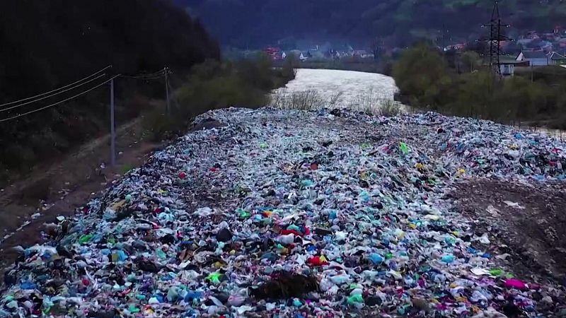 Toneladas de plástico contaminan el río Tisza a su paso por Hungría