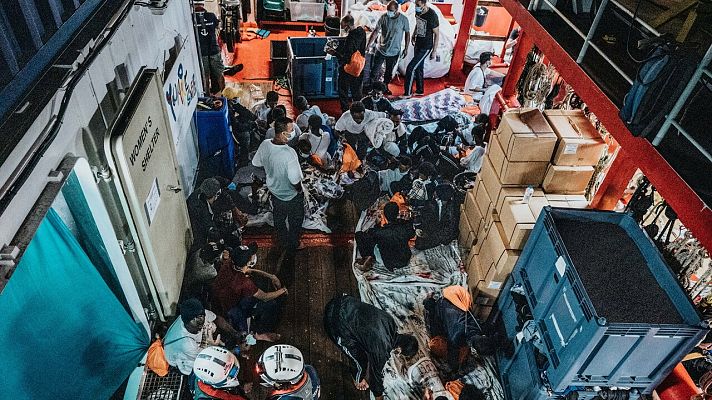 Telediario 2 - El barco humanitario Ocean Viking lleva a bordo más de 500 migrantes rescatados en el Mediterráno