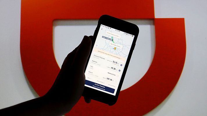 Telediario 2 - La plataforma de transportes Didi cae más de un 20 % en bolsa tras ser retirada de las tiendas de app chinas