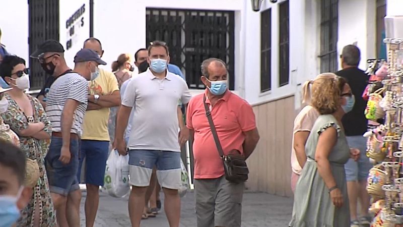 El aumento de los contagios en el municipio gaditano de Conil amenaza con un cierre en plena temporada de verano