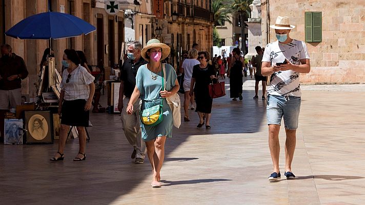 Darias advierte de que hay "mucha gente por la calle sin distancia y sin mascarilla"