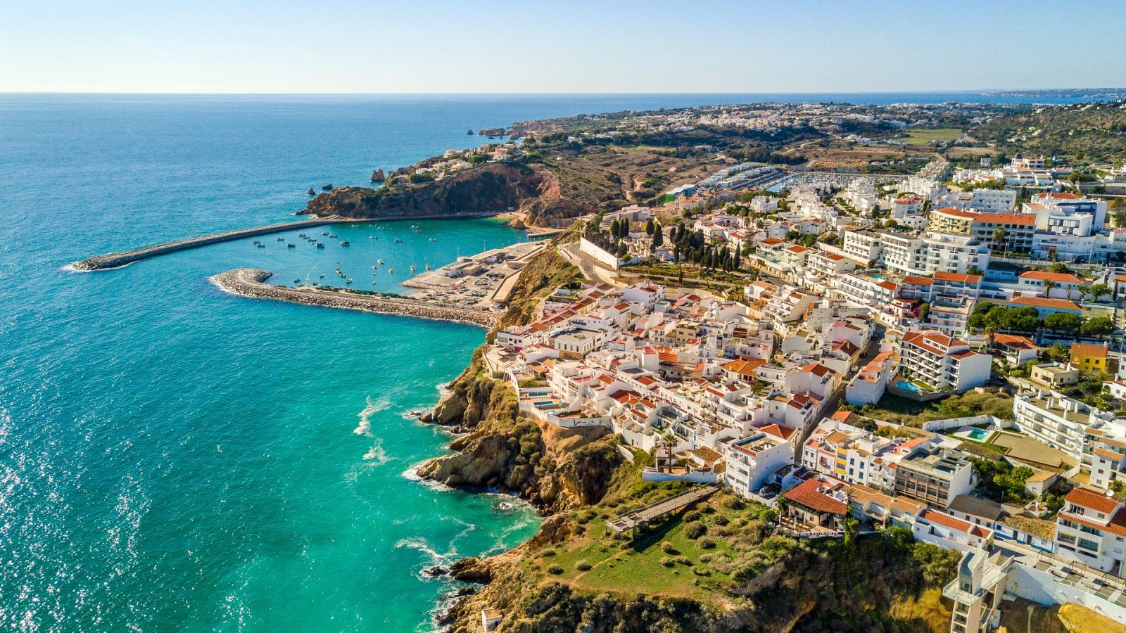 El Algarve portugúes vuelve a las restricciones por la alta incidencia de la COVID-19