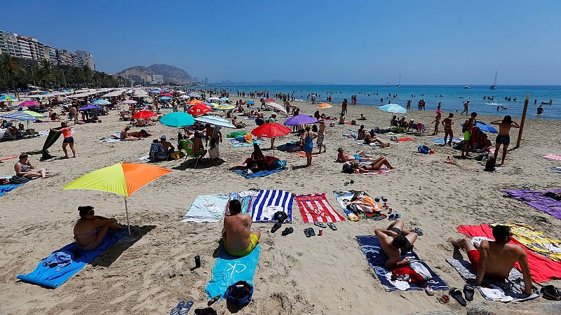 La quinta ola de coronavirus pone en jaque al turismo en plena temporada de verano