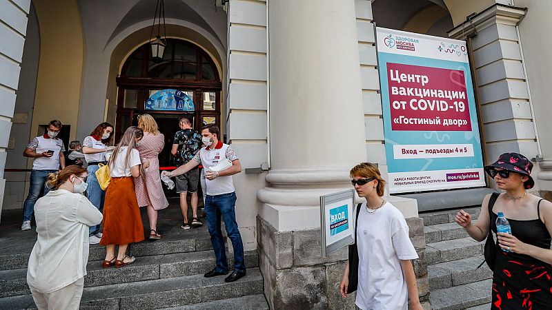 Rusia prohíbe entrar a los bares sin haberse vacunado o pasado el coronavirus