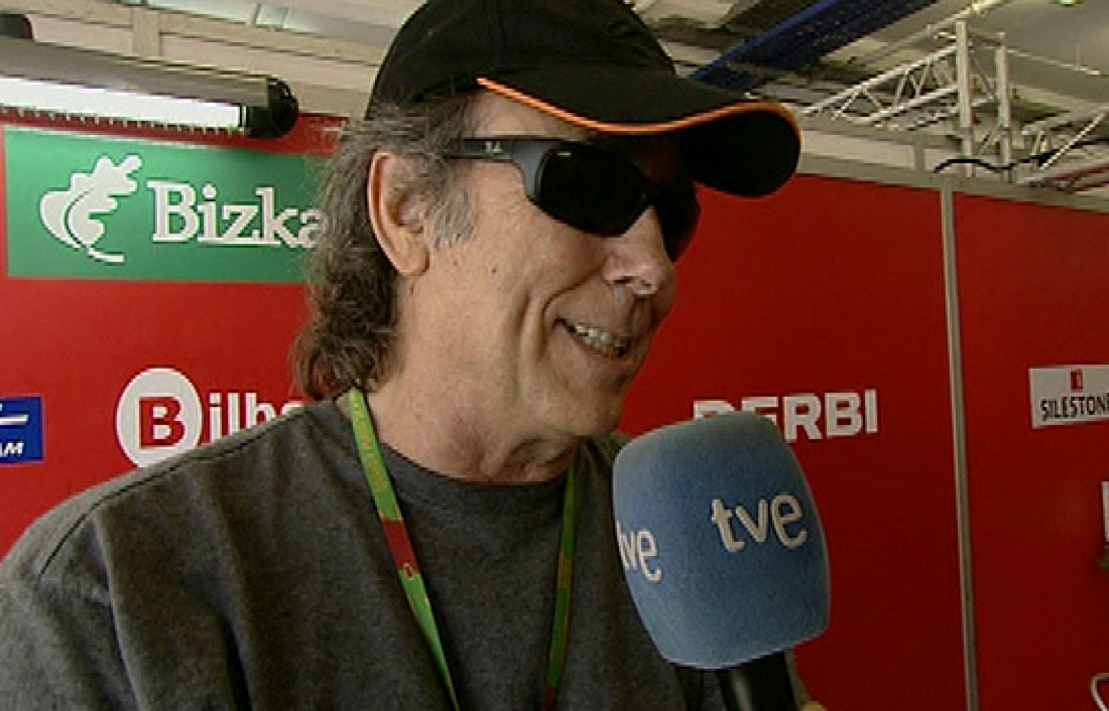 Ángel Nieto ha entrevistado en Estoril a Joan Manuel Serrat, que se ha acercado para presenciar otra de sus grandes pasiones deportivas.