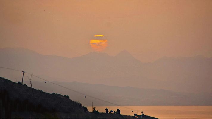 Temperaturas significativamente altas en el interior de la mitad sur peninsular y en el valle del Ebro. Viento fuerte de levante en el Estrecho