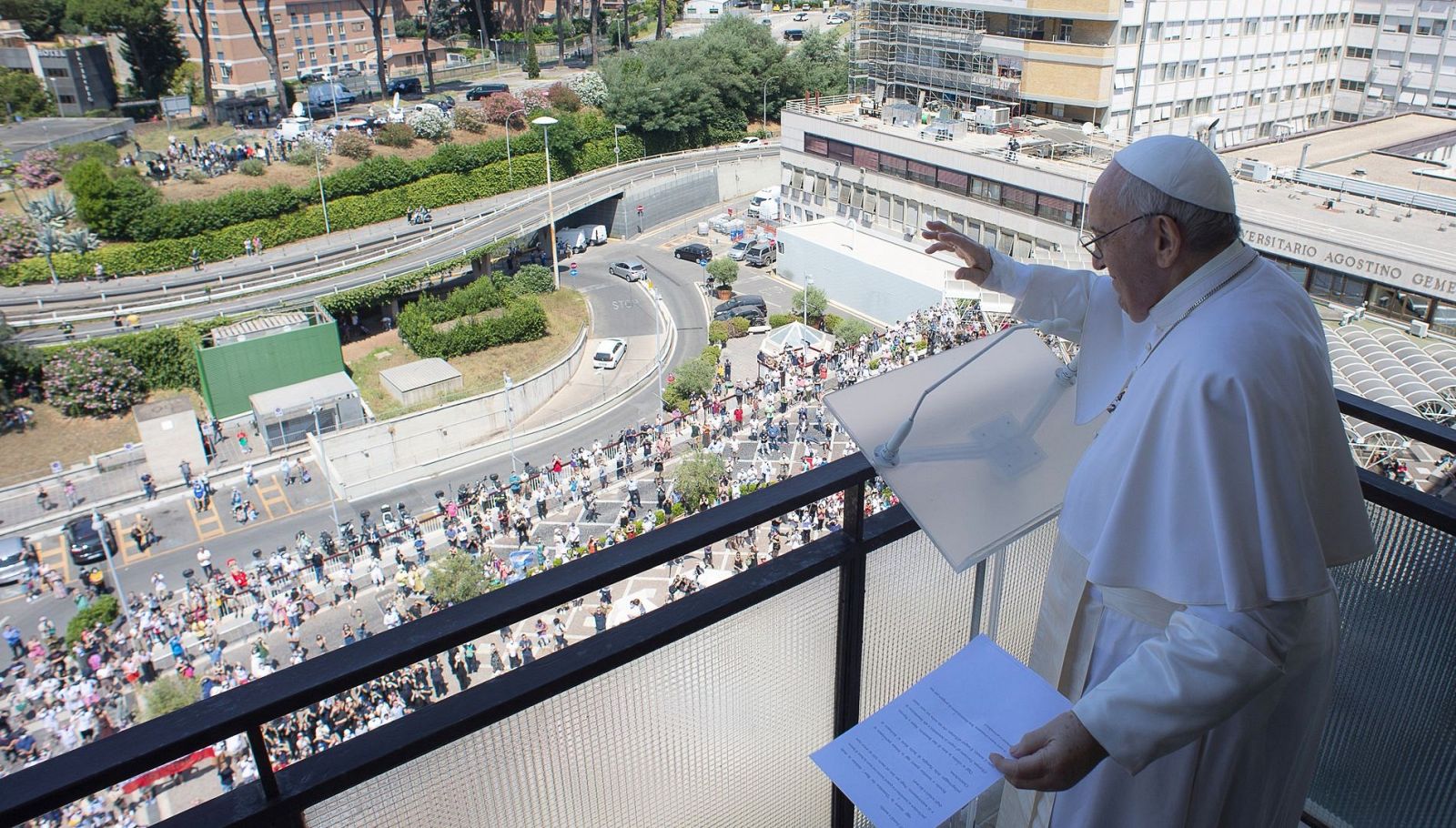 El papa reza el Ángelus dominical desde el balcón del hospital