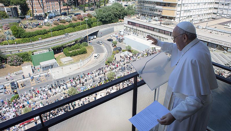 El papa reaparece desde el balcón del hospital para rezar el Ángelus dominical