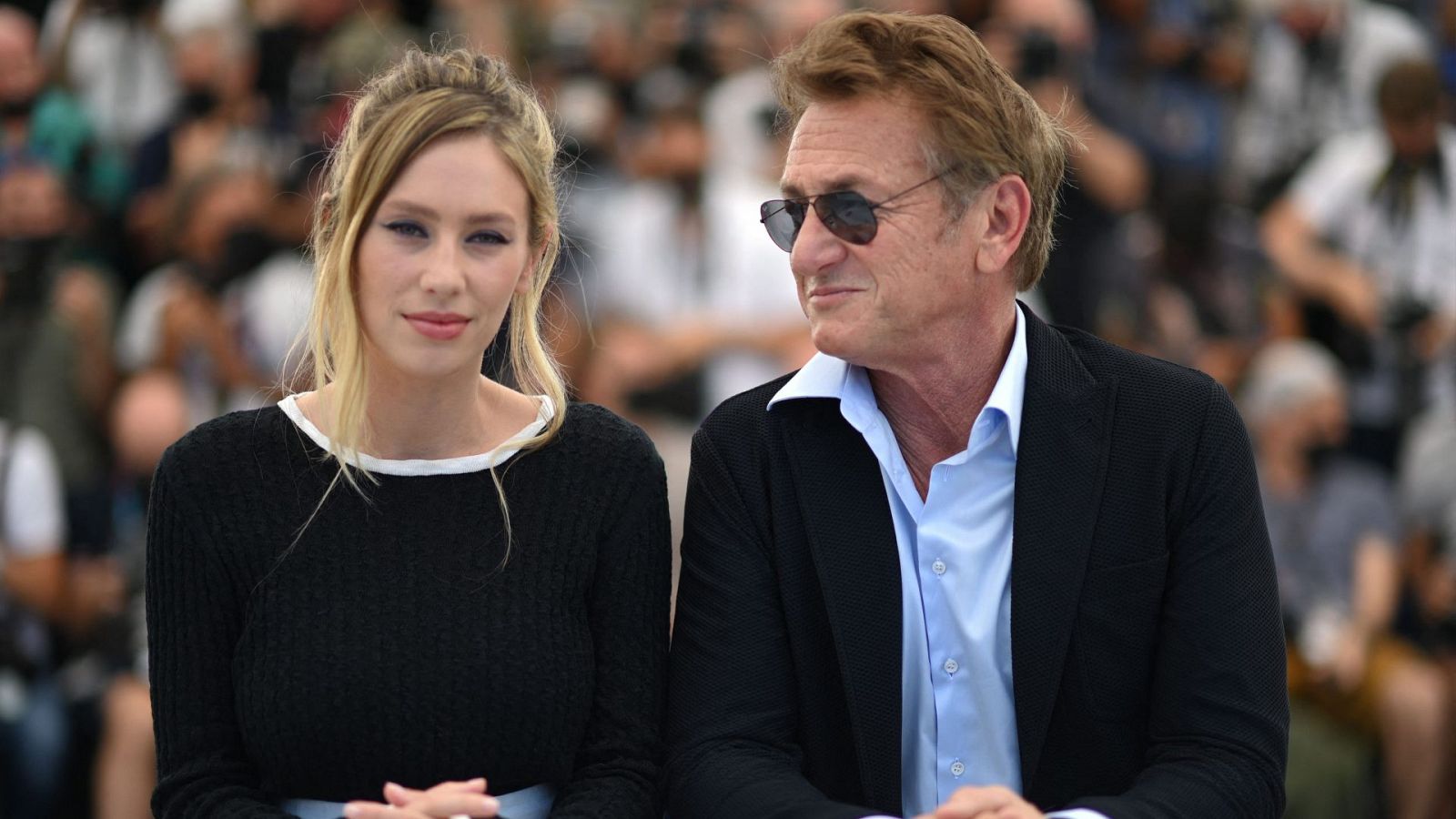 Telediario Fin de Semana: Sean Penn y su hija presentan 'Flag Day en Cannes | RTVE Play