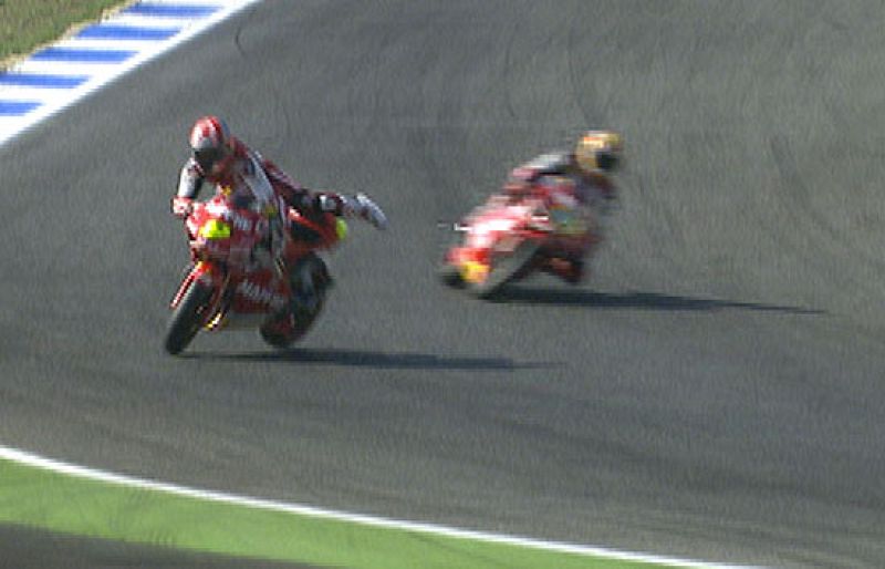 Álvaro Bautista se ha caido durante la carrera del Gran Premio de Portugal.