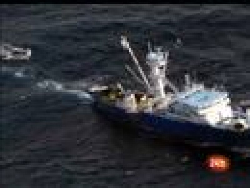 El patrón del atunero vasco Alakrana, secuestrado el pasado viernes en Somalia, ha confirmado a Televisión Española que "están bien" y que "de momento" no tienen "problema alguno.