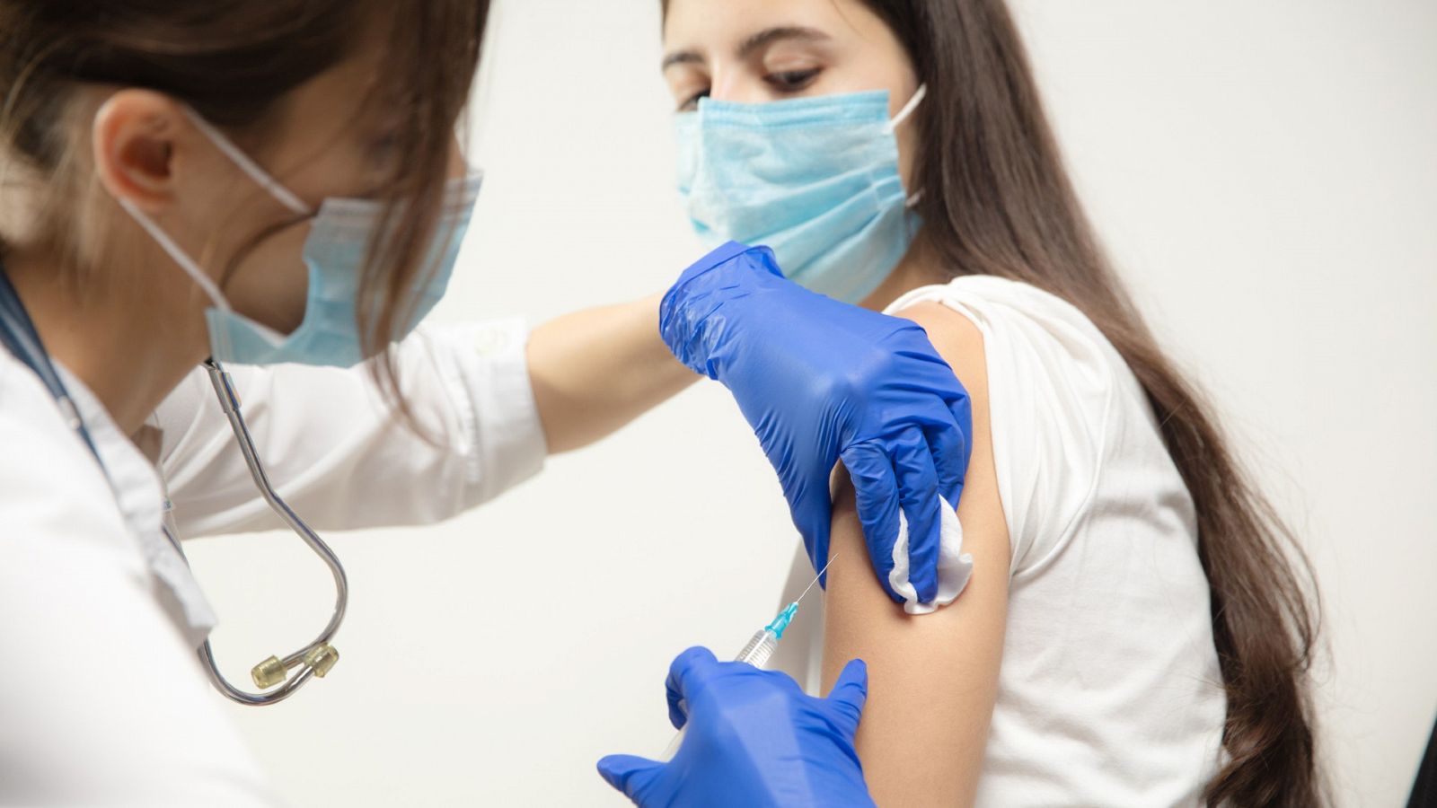 La vacunación se extiende a los adolescentes y los médicos recuerdan que es segura