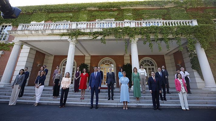 Primera foto del nuevo Gobierno en la escalinata del Palacio de La Moncloa