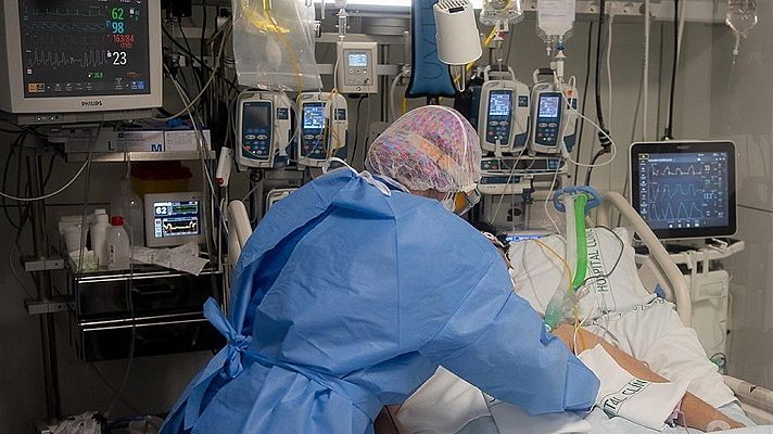 Telediario 1 - Comienzan a llenarse las UCI en Cataluña