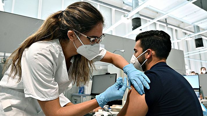 Telediario 1 - Las personas vacunadas que se reinfectan de Covid-19 se cuentan por miles en España