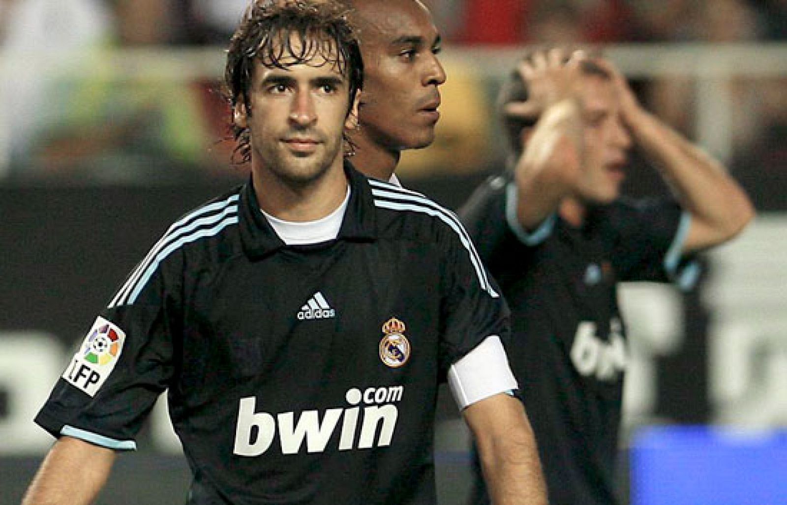 Los jugadores del Real Madrid reconocen los errores propios en el partido ante el Sevilla, pero creen que podían haberse puesto por delante y que el partido podía haber tenido un signo bien distinto. "El equipo está defendiendo bien en jugadas, pero a balón parado estamos cometiendo errores".