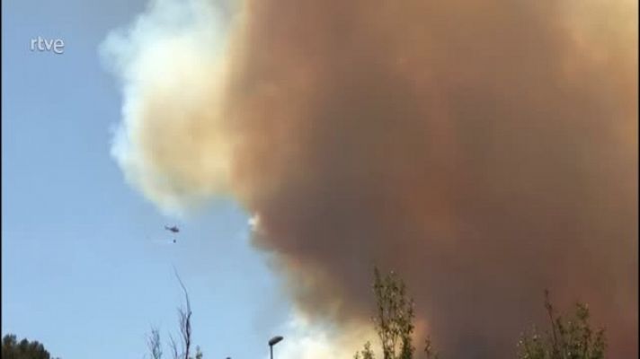 L'Informatiu - Un incendi a Castellví de Rosanes i Martorell obliga a tallar l'AP-7