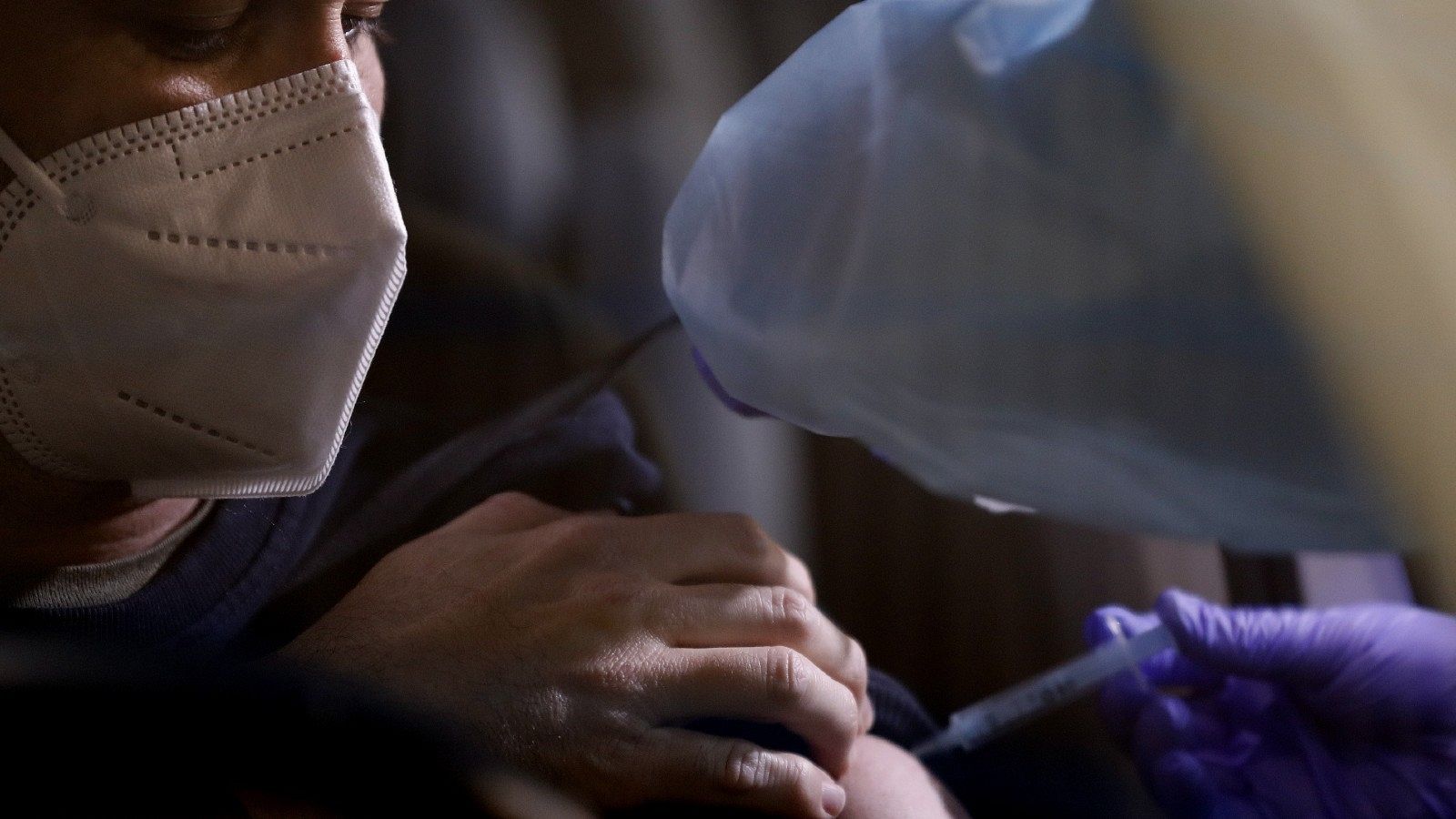 Andalucía matiza: a la mayoría de los ingresados en UCI no les había llegado aún el turno de vacunación