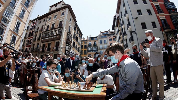 Pamplona acoge un 'Encierro del ajedrez' con ochenta partidas simultáneas