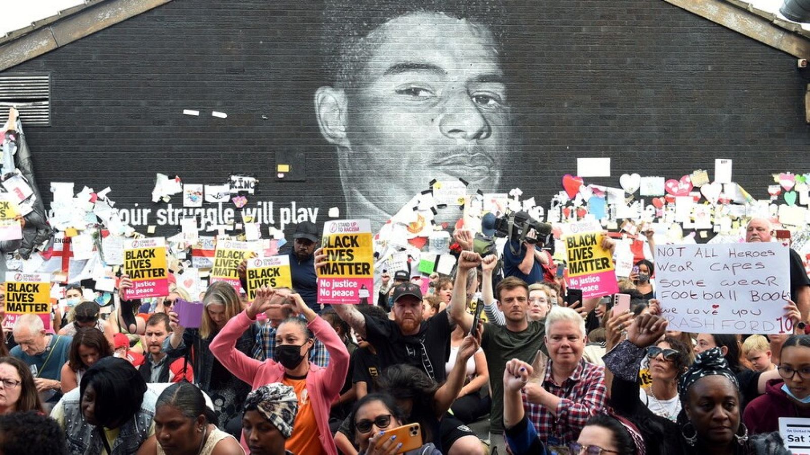 El mural de Rashford se erige en monumento contra el racismo