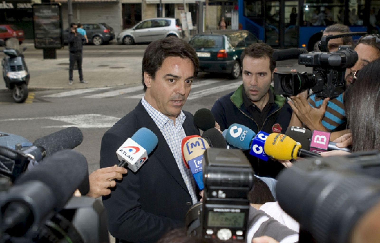 Esta vez, acusado de abusar sexualmente de varios menores. La Fiscalía pide 24 años de prisión. Él lo ha negado todo. De Santos ya fue juzgado y condenado por malversar más de 50.000 euros en servicios sexuales.