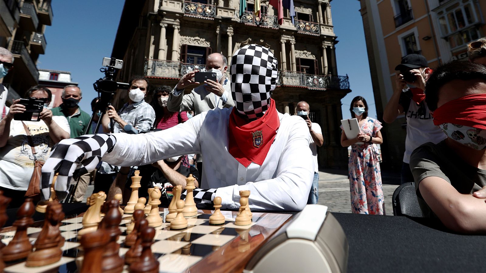 Entrevista en Pamplona a un maestro del ajedrez, el 'Rey Enigma'