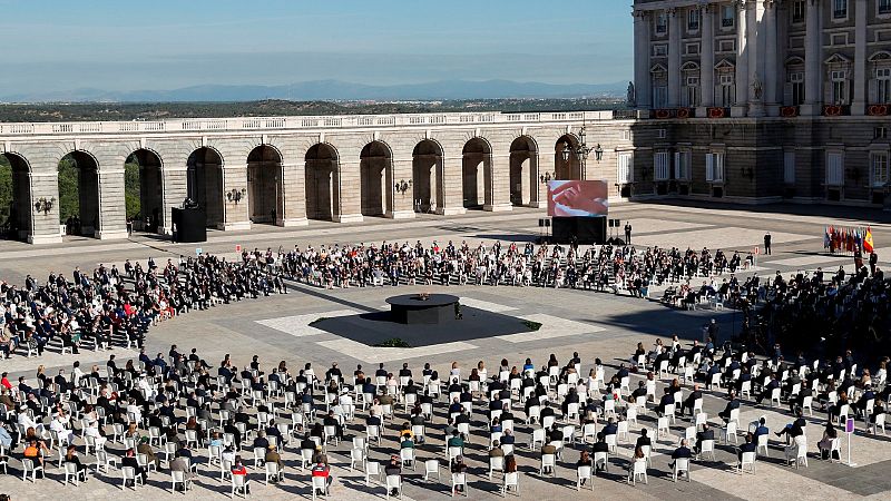 El recuerdo a los fallecidos y la esperanza en la vacuna protagonizan el homenaje a las víctimas de la pandemia