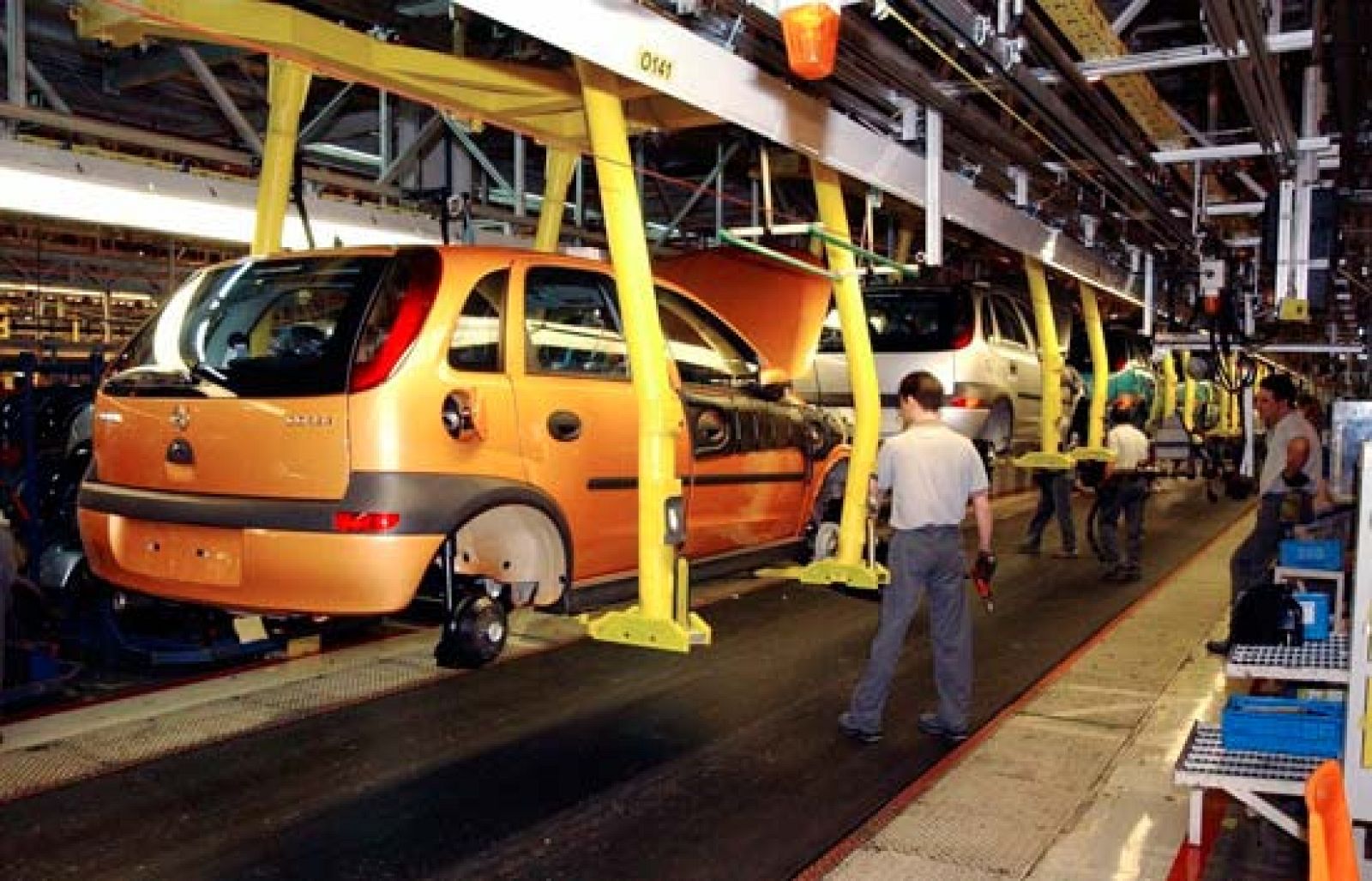 Magna ofrece reducir en 350 los despidos proyectados en Figueruelas y dejarlos en 1.322 | Ver