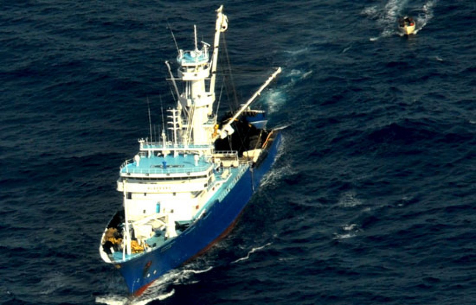 Los dos piratas detenidos por el secuestro del 'Alakrana' permanecen en la fragata Canarias | Ver