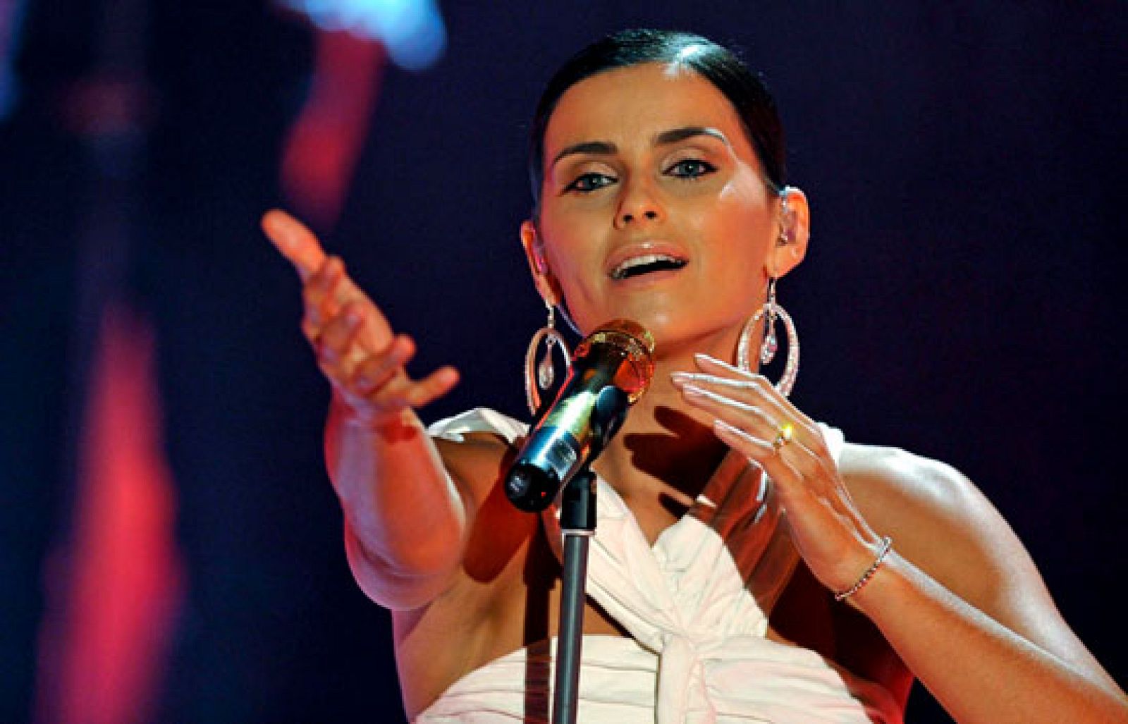Nelly Furtado cambia de idioma y ahora canta en español | Ver