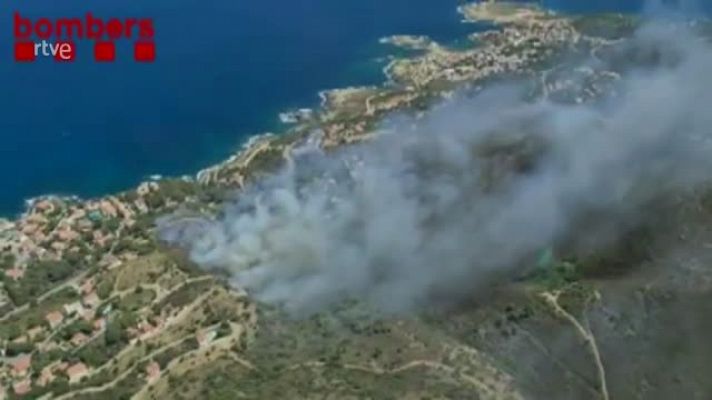 L'Informatiu - L'incendi de Llançà afecta zona forestal del parc natural del Cap de Creus
