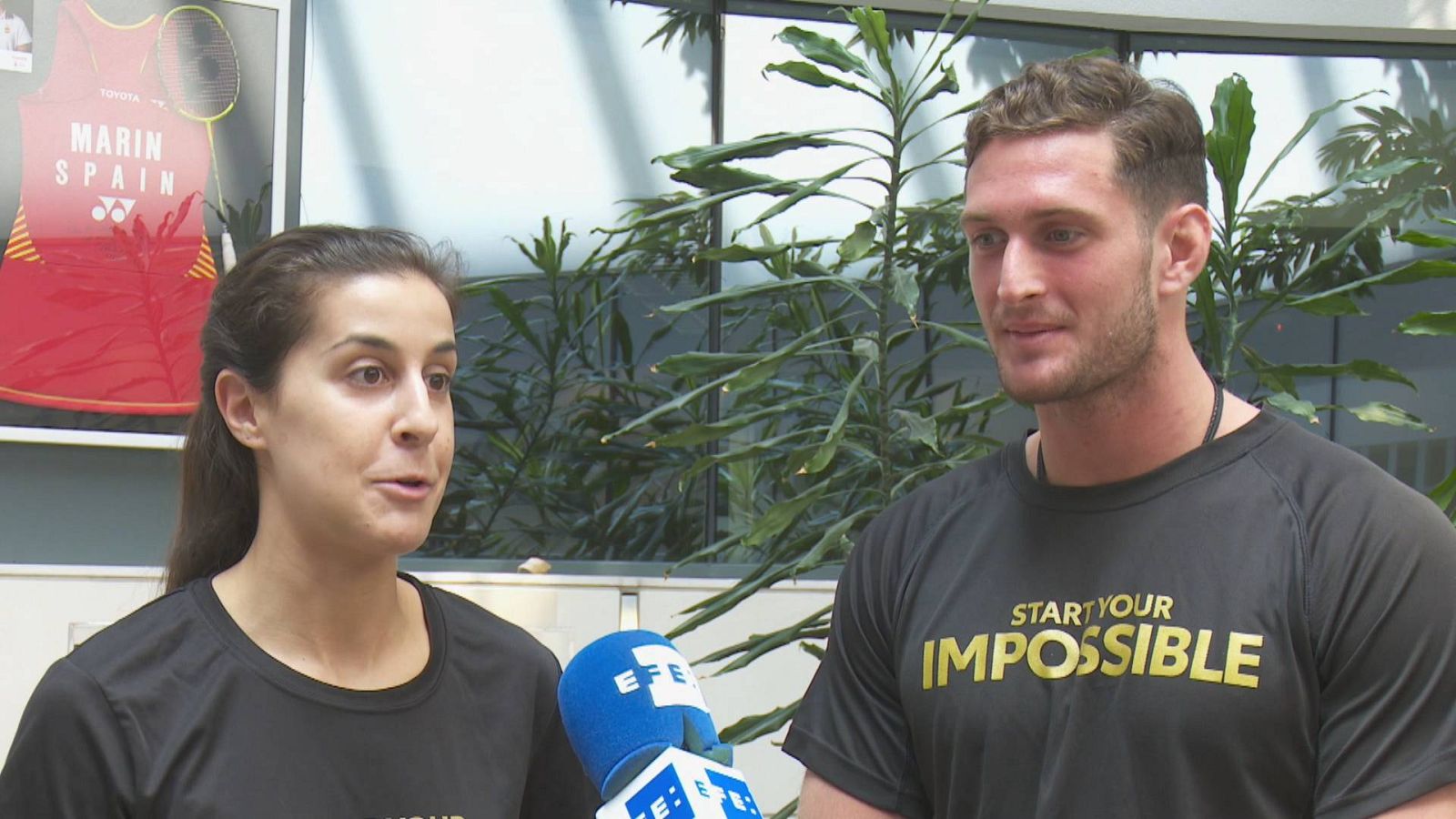 La campeona Carolina Marín da consejos al aspirante Niko Shera antes de Tokio