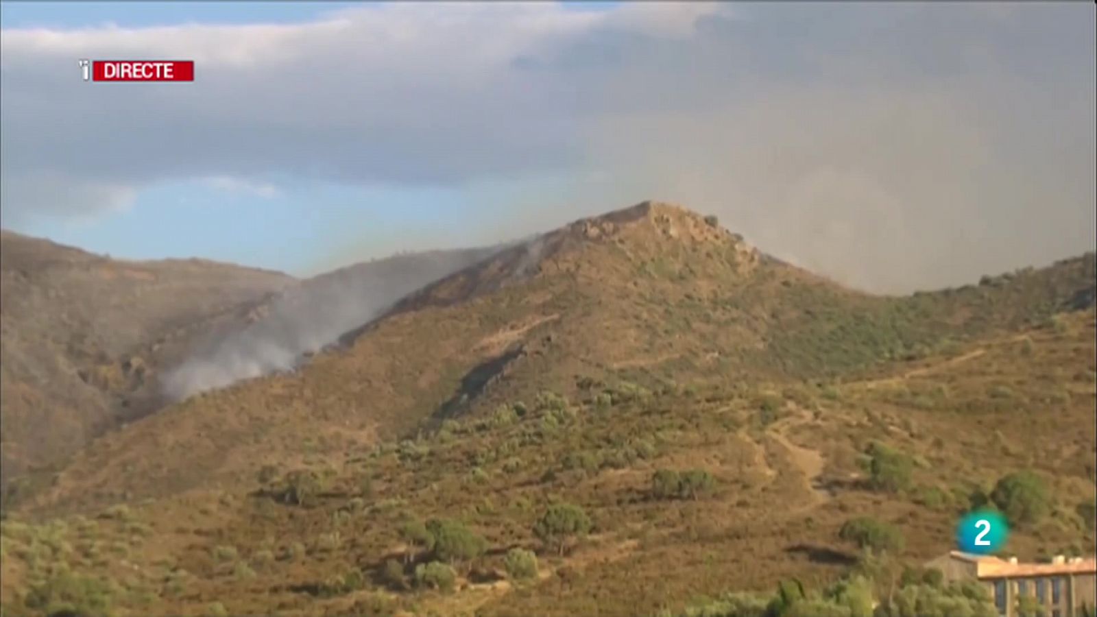 Els bombers seguiran treballant durant la nit per estabilitzar l'incendi de LLançà