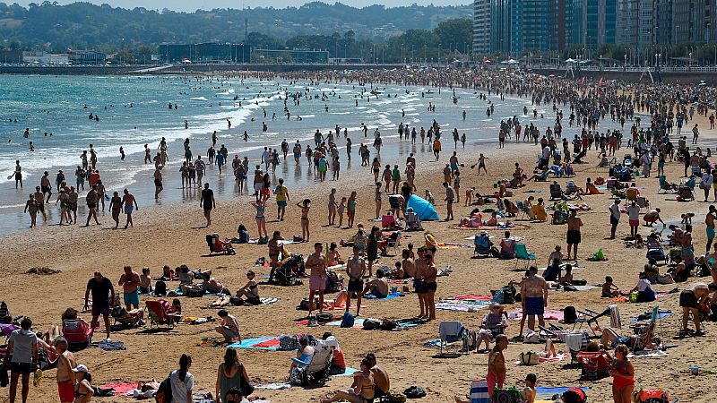 Los españoles se olvidan de la pandemia y llenan las playas