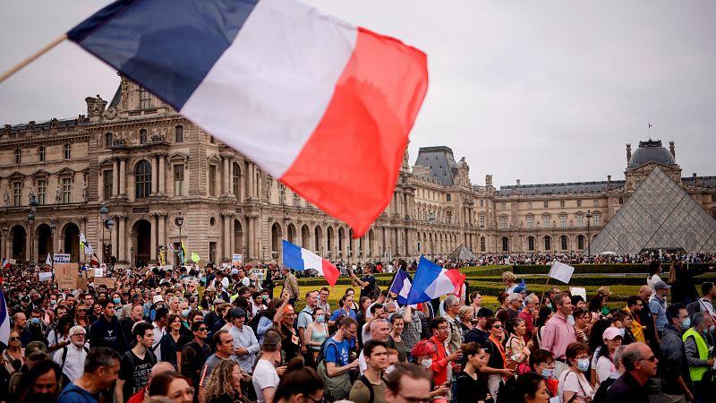 Miles de manifestantes protestan en Francia contra la "dictadura sanitaria"